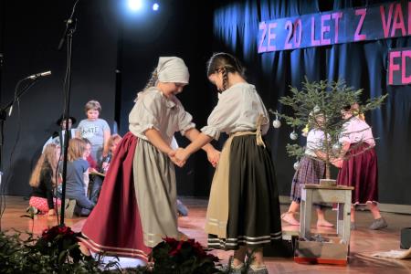 Mladi plesalki OFS Tuščak Bač